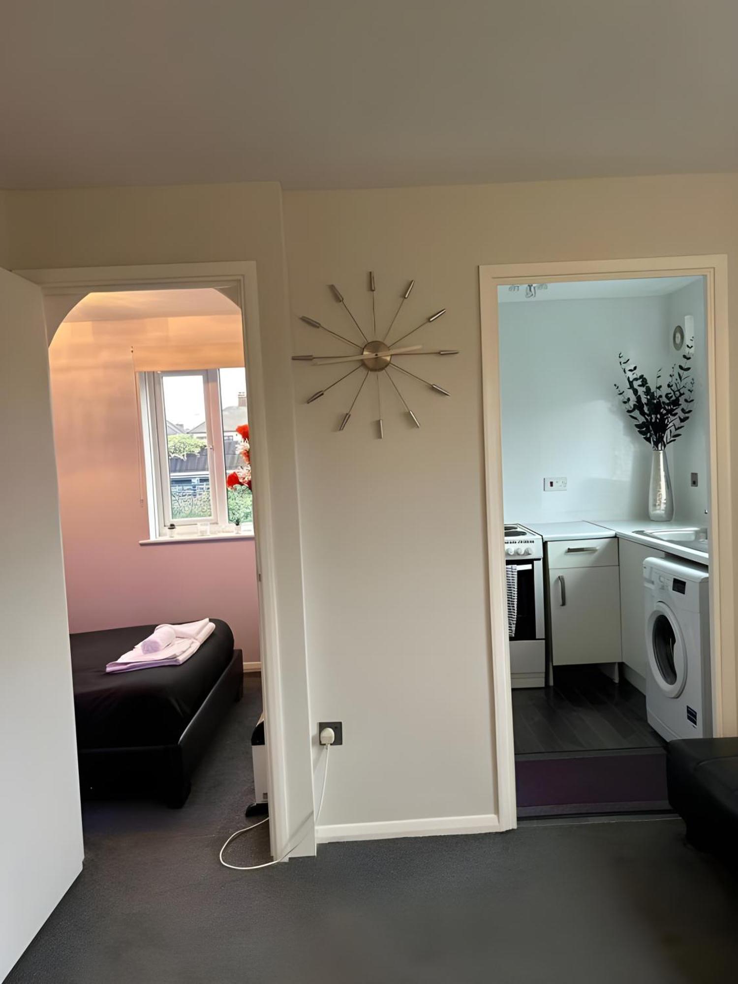 Sleek & Stylish - E15 Apartment With Parking London Exteriör bild